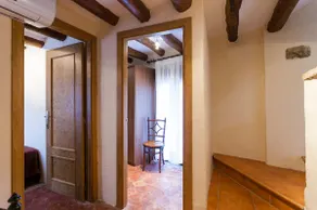 Apartment-Carmen-Budget-Ensuite with Shower-Street View - Image 5