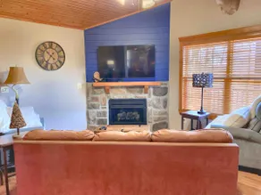 Cozy Stonebridge Cabin|2 King Suites, Heated Porch - Image 4