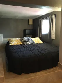 Modern Studio with Pool - Image 3