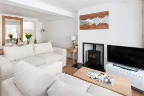Sea Breeze Cottage with Parking by MyHolidayLet - Image 2