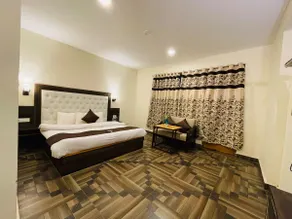 Scenic 4BHK Garden Apartment (Pet Friendly) - Image 2