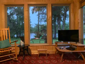 Tranquil river cabin with a 1950’s vibe - Image 3