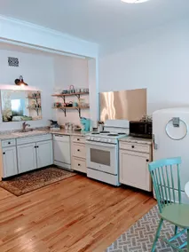 Vintage Storefront Studio: Uniquely Charming Stay - Image 3