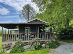 Charming farm cottage near downtown - Image 4