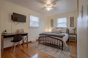 ✸ Cozy Bungalow w Lg Yard | Ball Park 2.7 mi Downtown 1.1 mi✸ - Image 2