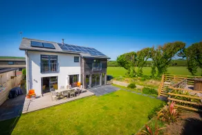 Amazing Home- Hot Tub, EV charger & close to Beach - Image 4