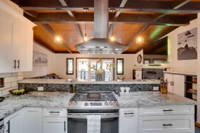 Redwood Retreat: Hot Tub, Outdoor Kitchen & Fire - Image 5