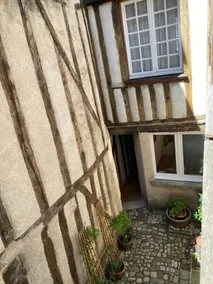 A small nest in Tours - Image 2