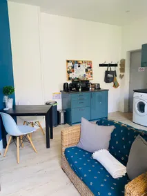 Charming refurbished 2 bedroom apartment close to the city center. - Image 5