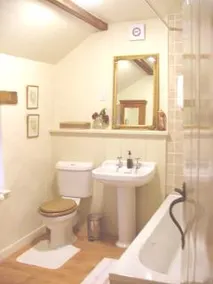 The Old Farmhouse\n3 bed det cottage Hot Tub, Dog/cat friendly  onsite fishing - Image 4