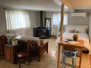 Quiet & Cozy Main Street Retreat - Image 2