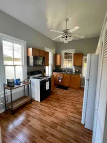 Charming space near dinning, parks, entertainment - Image 4
