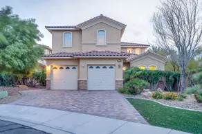 Luxury 3 Bed / 3.5 bath Residence with Sparkling Heated Pool - Image 3