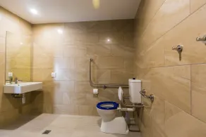 P.  3BRM Wheelchair Access Apart, 2K,2S,2Bathrooms - Image 2