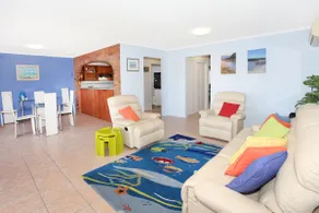 Comfortable Two Bedroom Apartment on canal - Image 5
