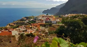 Secluded cottage with great sea views - Image 2
