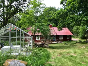 Cosy red cottage in beautiful surroundings - Image 5