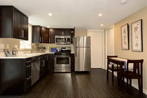 Private Modern 2BR flat, NE Seattle, great reviews - Image 3