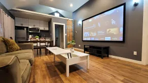 Adorable 2-bedroom guesthouse + loft w/ parking - Image 2