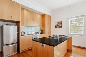 Open plan Art Deco apartment, bay & city views - Image 3