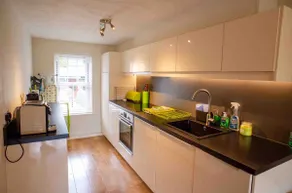 Duplex apartment centrally located with parking - Image 5