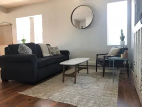 Modern Downtown Apartment - Image 4