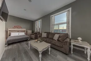 Jacobsen Luxury Loft - Image 2