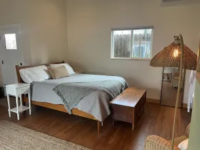 Bright, spacious guest house near one-mile park - Image 3