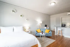 VIBES ON MAIN - Modern Chic Studio in Downtown - Image 3