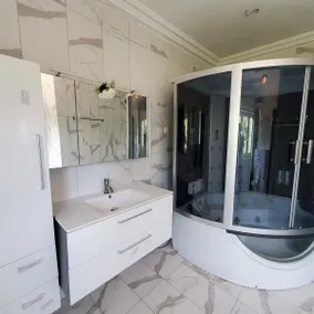 Entire Exectv Apartment with Pressure Shower Room - Image 2
