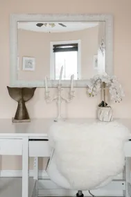 Chic and Charming Vintage Condominium in Lincoln Park - Image 4