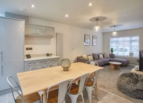 Host & Stay - Hoggarths Retreat - Image 3