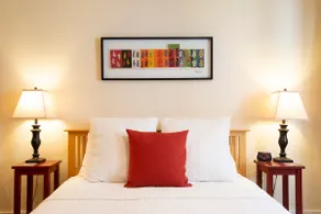 Large, Cheerful Studio Apartment by Lake Washington - Image 5