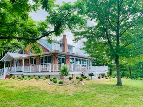 Honey Ridge Hideaway- Historic Home with Vineyard - Image 3