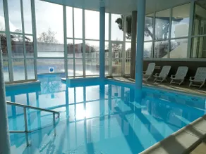 Beautiful F2 with heated pool, sauna, steam room - Image 5