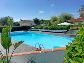 Beachfront villa with pool - Image 4