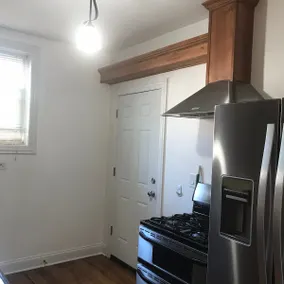 Entire city Apartment with free street parking - Image 5