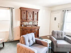 #4 Historic Downtown Apartment w/kitchen - Image 2