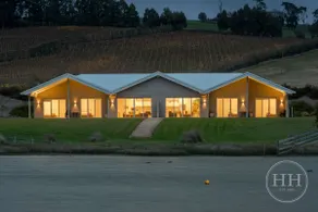 Luxury Retreat next to Josef Chromy Vineyard - Image 4