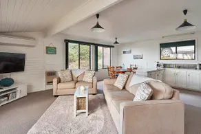 KINGFISHER COTTAGE Beachfront at the Binalong Bay - Image 2