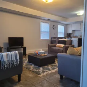 SU/Westcott location! Townhouse w/ onsite parking - Image 2
