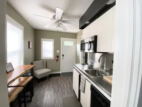 Modern New York Themed Suite! Free Parking! - Image 2