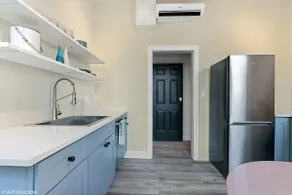 Large Queen Suite w Sleeper Sofa in Lincoln Park - Image 4