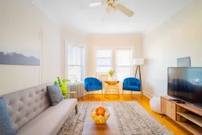 Stylish and Comfy Retreat 10 Minutes from Wrigley - Image 5