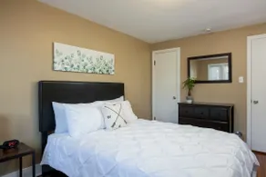 Parkside 1BR: Spacious, Quiet, Covered Parking - Image 4