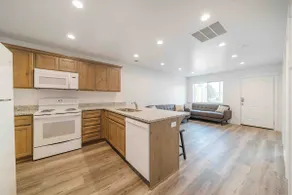 Stunning 2 bedroom Cottage Suite - Image 4