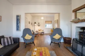 Large pretty holiday cottage by the sea sleeps 10 - Image 5
