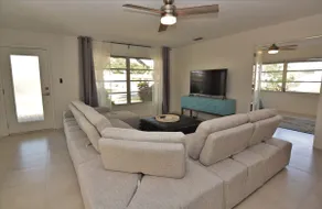 Gorgeous renovation with pool, minutes from beach - Image 4