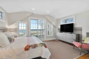 4 Bed Water View w/ Parking - Image 2
