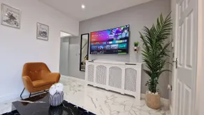 Stunning home near CentralLondon, Ideal for Groups - Image 3